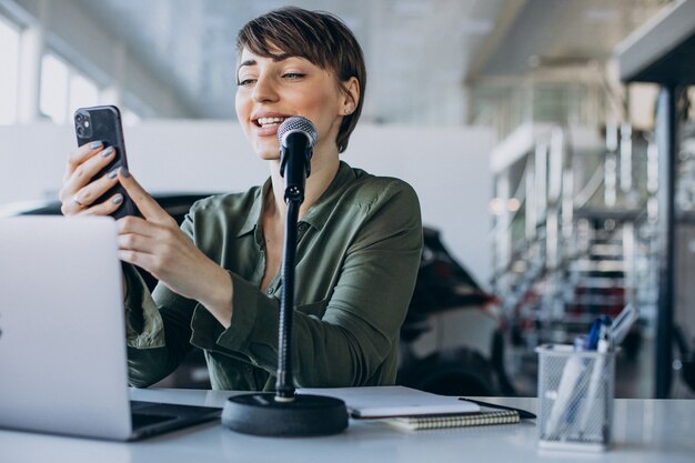 Registrazione di vlogger della giovane donna in studio