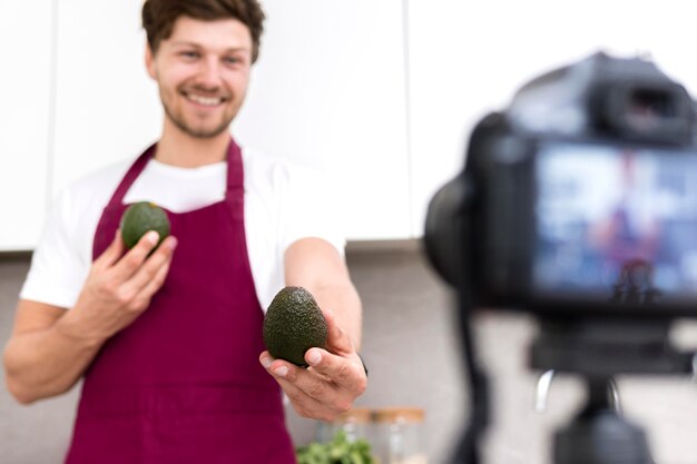 Registrazione maschio bella che cucina video a casa