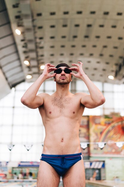 Regolazione maschio di angolo basso sugli occhiali di nuoto