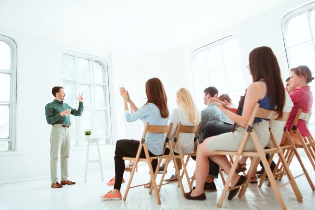 Relatore alla riunione d'affari nella sala conferenze.