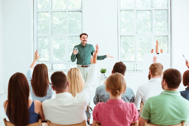 Relatore alla riunione d'affari nella sala conferenze.