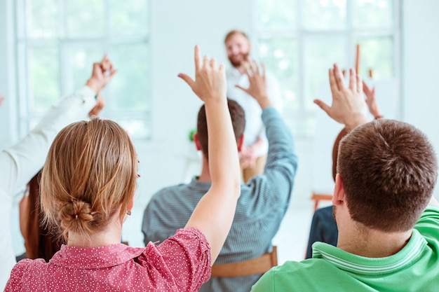 Relatore alla riunione d'affari nella sala conferenze.