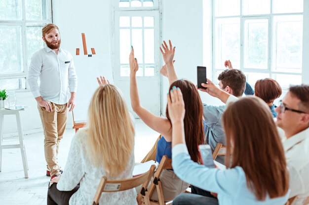 Relatore alla riunione d'affari nella sala conferenze.