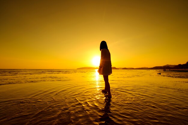 Relax Donna che guarda mare sulla spiaggia