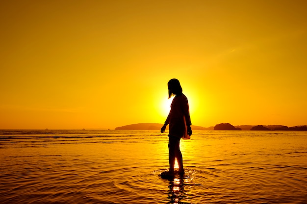 Relax Donna saltando sul mare sulla spiaggia