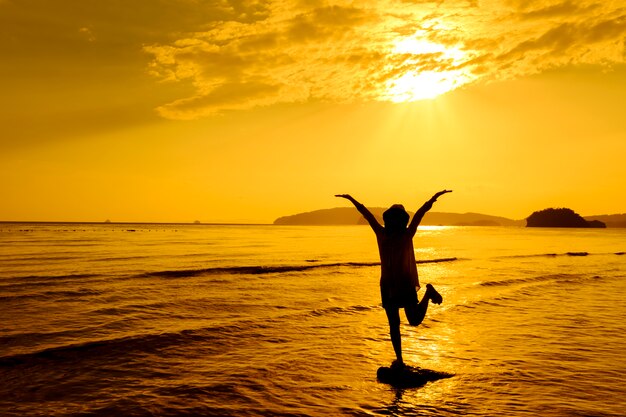 Relax Donna saltando sul mare sulla spiaggia