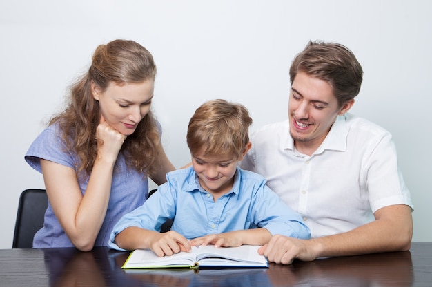 relazione persone camicia libro davanti