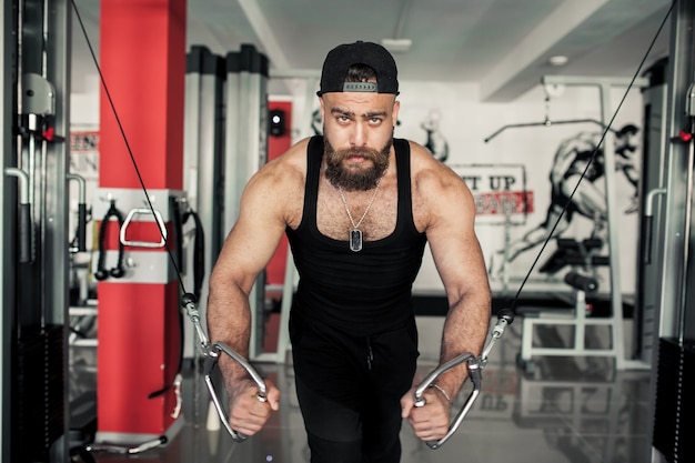 resistenza al chiuso bodybuilder man potente