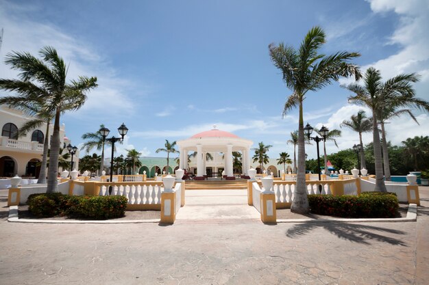 Resort tropicale a lungo tiro in riva al mare