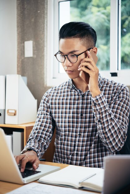 Responsabile ufficio parlando al telefono