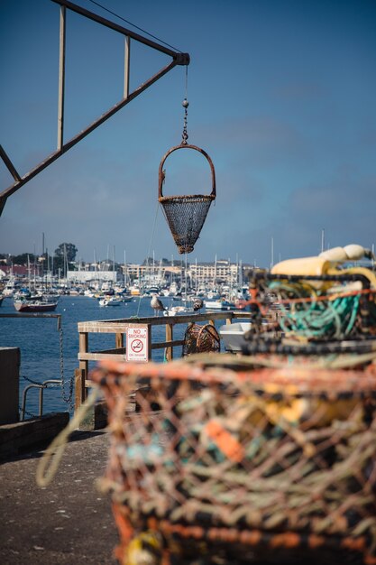 Rete da pesca appesa a un impianto di perforazione di una nave