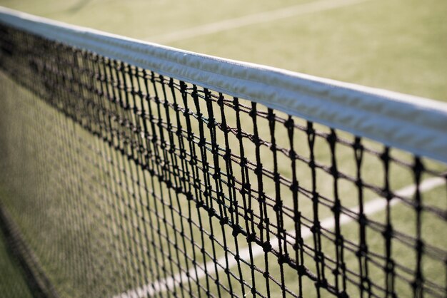 Rete da tennis del primo piano in un campo da tennis