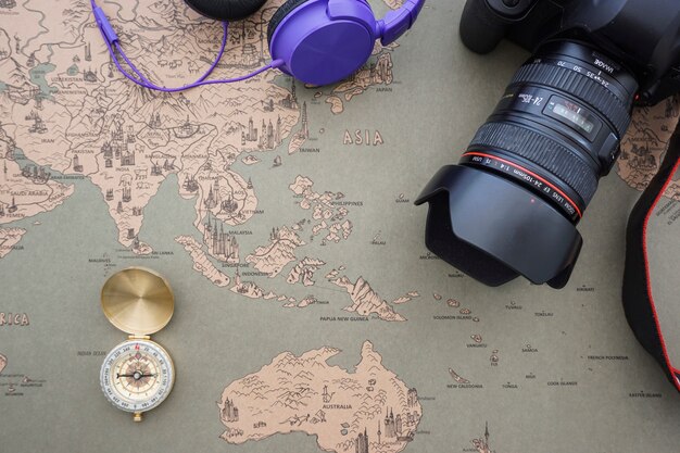 Retro background mappa del mondo con bussola e fotocamera