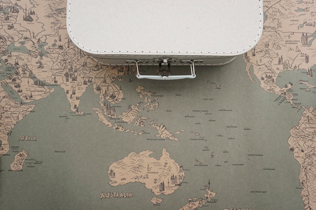 Retro background mappa del mondo con la valigia