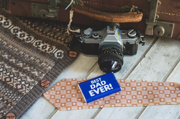 Retro decorazione del giorno del padre con la macchina fotografica