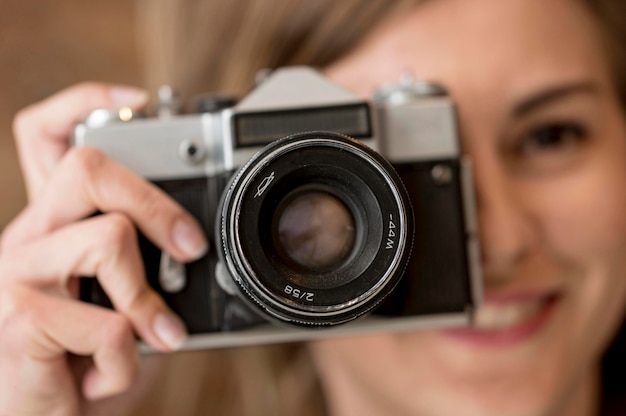 Retro foto della macchina fotografica del primo piano e ragazza vaga