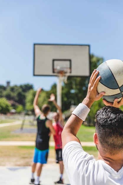 Retrovisione dell&#39;uomo che pratica pallacanestro