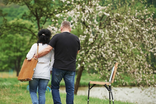 Retrovisore. Bella coppia matura fare una passeggiata nel parco nel tempo libero