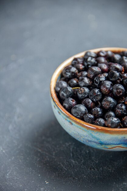 Ribes nero vista dal basso in una ciotola su superficie scura