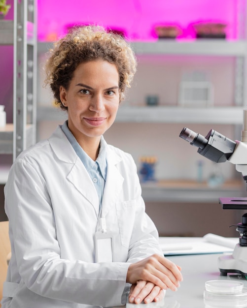 Ricercatore femminile di smiley in laboratorio