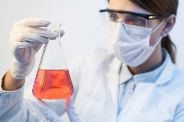 Ricercatore femminile in laboratorio