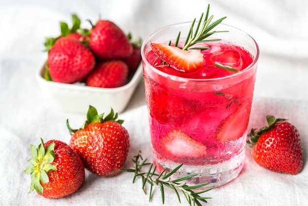 Ricetta d&#39;acqua infusa di rosmarino alle fragole