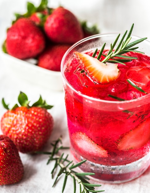 Ricetta d&#39;acqua infusa di rosmarino alle fragole