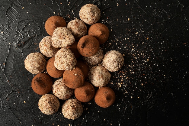 Ricetta del tartufo vista dall'alto su sfondo scuro