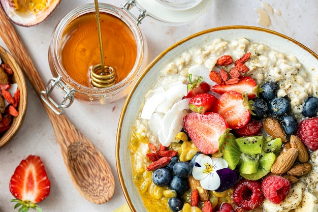 Ricetta salutare di farina d'avena con frutta e noci