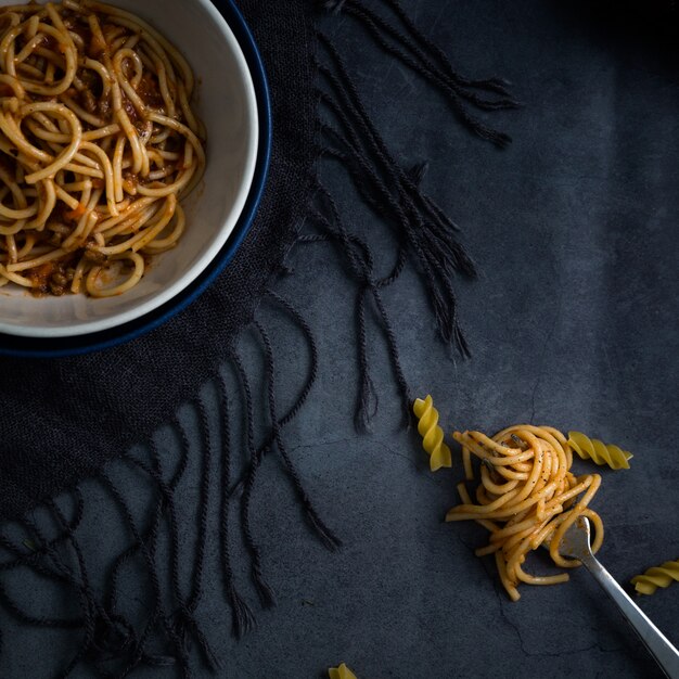 Ricetta saporita degli spaghetti sulla ciotola