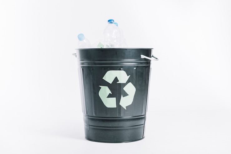 Foto gratuito ricicli il secchio con le bottiglie di plastica su fondo bianco