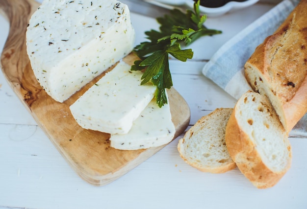 Ricotta con baguette e olive