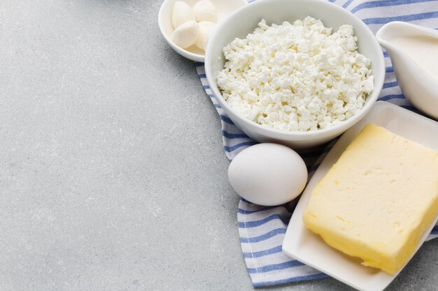 Ricotta fresca del primo piano con burro