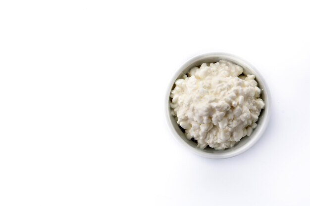 Ricotta fresca isolata su fondo bianco