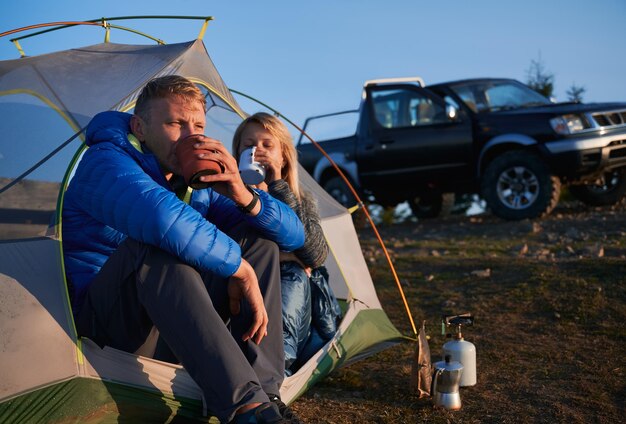 Ricreazione di coppie di campeggiatori in tenda all'aperto