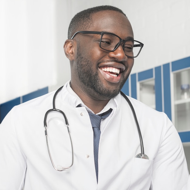 Ridendo medico etnico