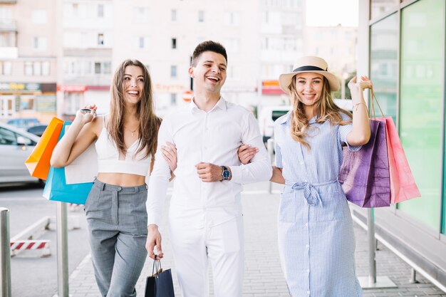 Ridendo uomo con due donne