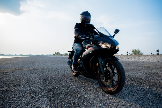 Rider Motorbike sulla guida su strada. divertendosi guidando la strada vuota