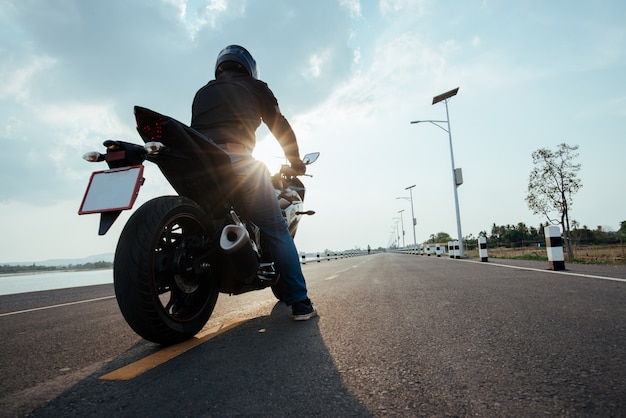 Rider Motorbike sulla guida su strada. divertendosi guidando la strada vuota