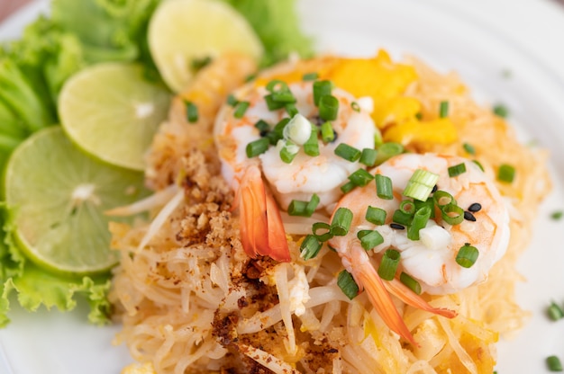 Riempia il gamberetto fresco tailandese in un piatto bianco.
