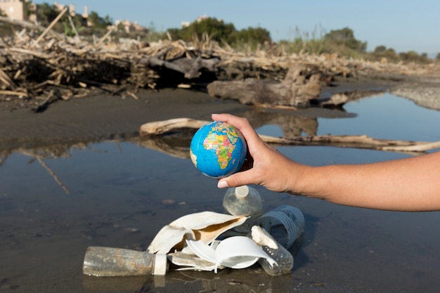 Rifiuti di plastica in riva al mare