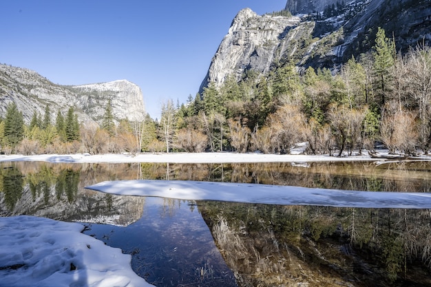 Riflessi nel Mirror Lake nel Parco Nazionale di Yosemite