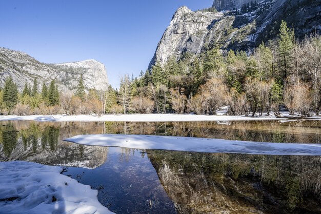 Riflessi nel Mirror Lake nel Parco Nazionale di Yosemite