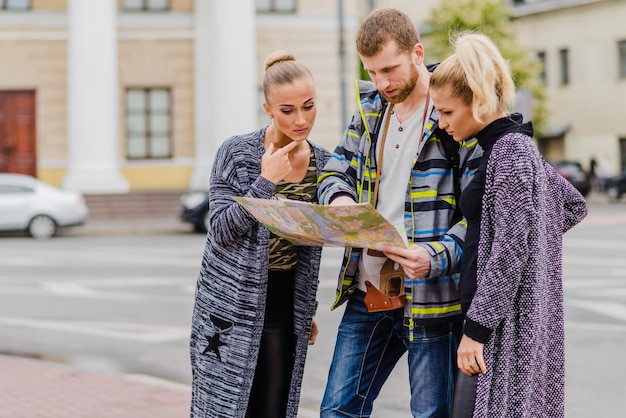 Riflessi turisti con mappa