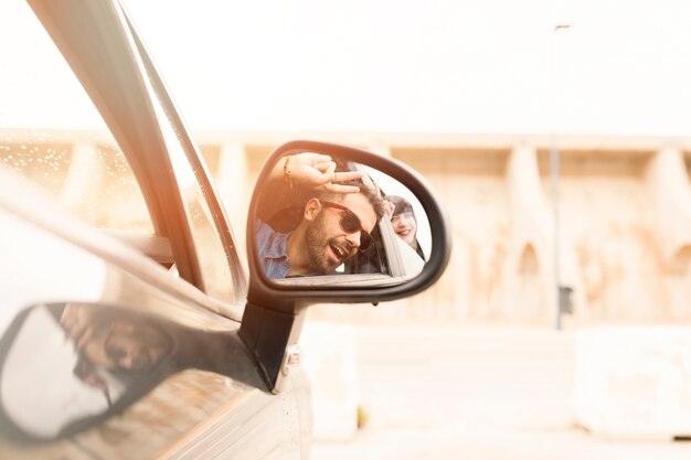 Riflessione di coppia nello specchio lato auto