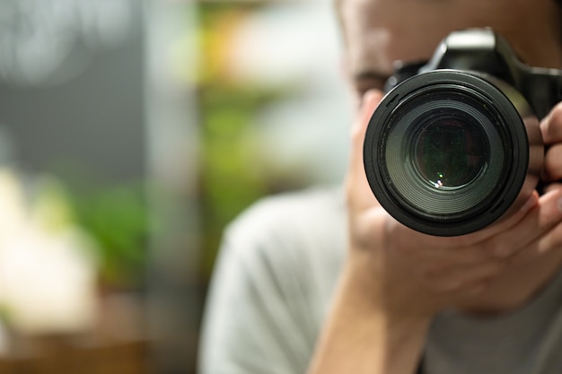 Riflessione nello specchio di un uomo con uno spazio di copia della fotocamera.