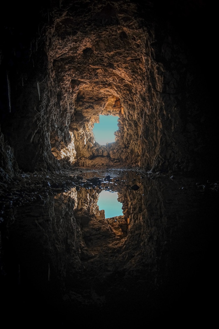 Foto gratuito riflesso all'ingresso di una grotta