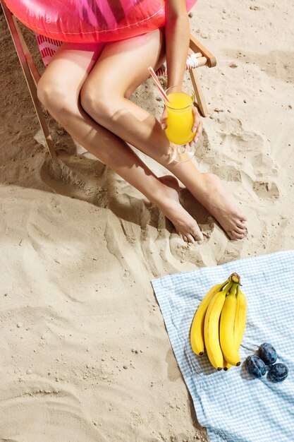 Rilassamento momet Spensierata, trascurata vacanza in spiaggia in una giornata calda