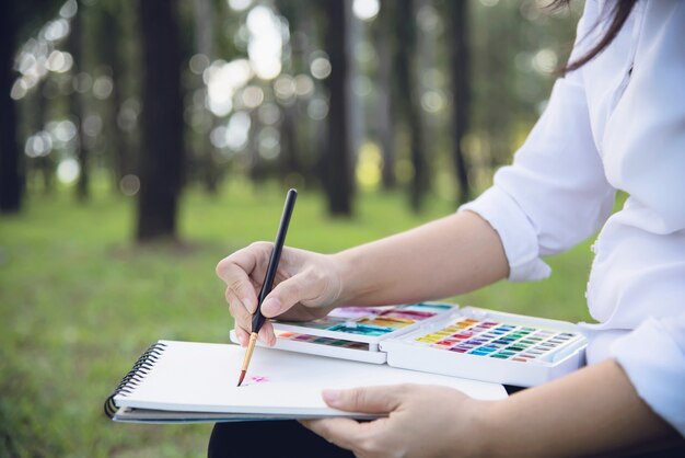 Rilassi l'opera d'arte dell'acquerello della pittura della donna in natura verde della foresta del giardino