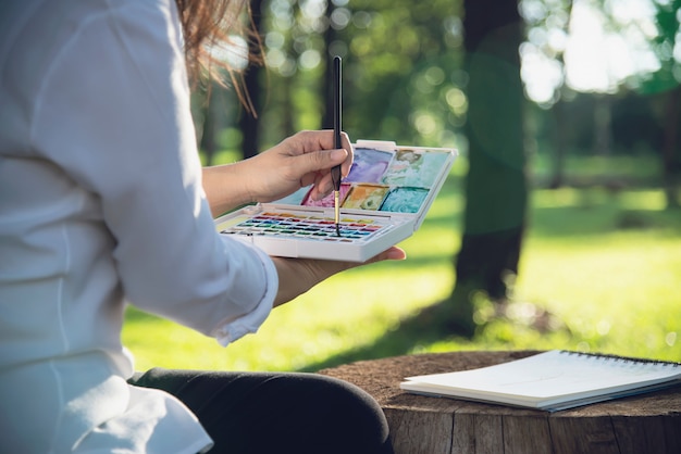 Rilassi l'opera d'arte dell'acquerello della pittura della donna in natura verde della foresta del giardino